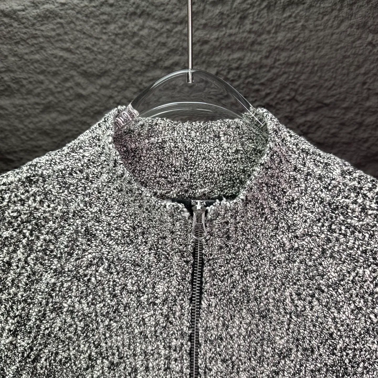 P350 Shitoujia 2025 new coral color classic sleeve logo stand-up collar cardigan couple style knitted long-sleeved sweater jacket 🔥high version🔥high version🔥 The fabric is made of 32-count cotton yarn blended material, which is skin-friendly, does not stick to the body, does not cause pilling, feels very soft, super comfortable, fashionable and personalized, super versatile and good-looking knitted cardigan, very suitable for both men and women, a must-have item for everyone. Packaging, tag, collar label, washed wheat Complete 👍 Color: Gray Size: S, M, L